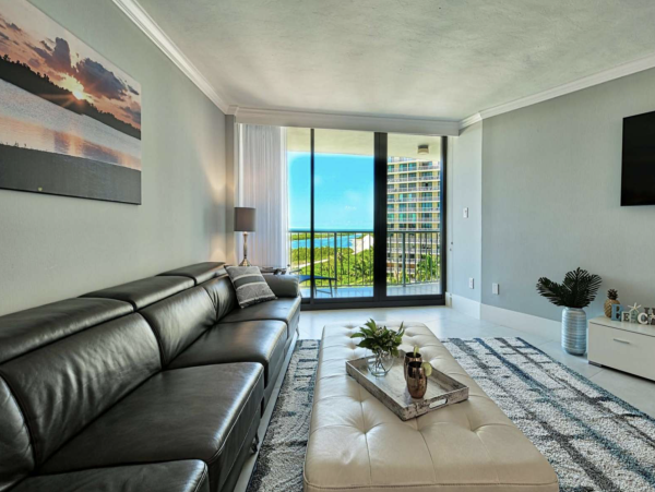 Modern Beachfront Condo with Gulf Views Walk To Beach, Dinning & Shops